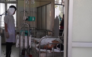 Đại diện Bộ Y tế thăm và tặng quà nạn nhân vụ nổ pháo hoa