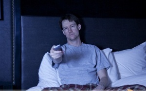 Xem tivi buổi tối có nên tắt đèn không?