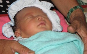 Mẹ đẻ bị truất quyền nuôi em bé bị 'chôn sống'