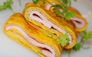 Bắt mắt với trứng chiên cuộn jambon
