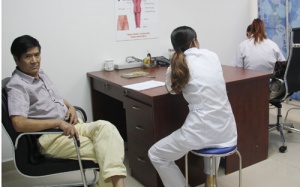 Lại cảnh 'bác sĩ' Trung Quốc tháo chạy khi bị kiểm tra