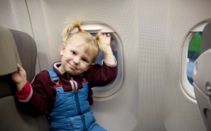 Những chuẩn bị khi mang theo trẻ em đi máy bay