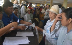 Cứu trợ, cấp thuốc cho đồng bào vùng lũ