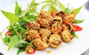 Quán ốc 30 nghìn hút khách văn phòng buổi trưa