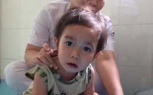 Chuyển bé Khang đến bệnh viện phục hồi chức năng