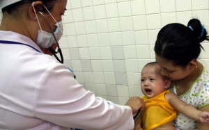 Trẻ nhập viện sau tiêm văcxin ở Tiền Giang tăng lên con số 32