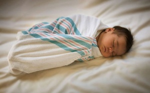 Quấn tã quá chặt, trẻ dễ gặp vấn đề về xương khớp