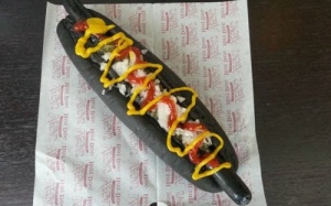 Món xúc xích 'đen xì xì' lạ lùng của Nhật Bản