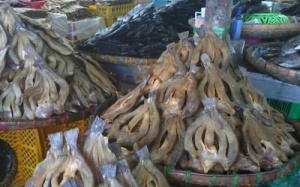 Đầu độc người tiêu dùng bằng hàng khô tẩm hóa chất