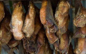 Đặc sản cá mập... lên men bốc mùi