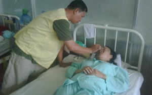 Nạn nhân vụ tạt axit có thể bị hỏng mắt