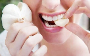 Ăn tỏi sống chống béo phì