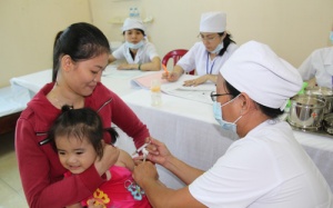 Sau ngày đầu tiên tiêm trở lại vắc xin Quinvaxem: chưa có ca nào phản ứng nặng