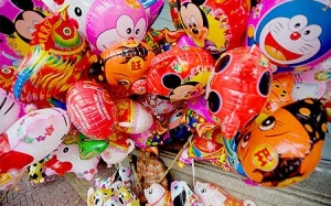 Cho trẻ chơi bóng bay: Nguy hiểm!