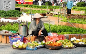 Hoa quả thối vẫn 'buôn đi bán lại'