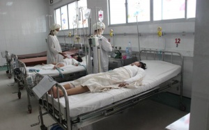 Ngã vào chảo dầu sôi, thiếu nữ bỏng nặng