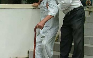 Người cao tuổi nên... học ngã