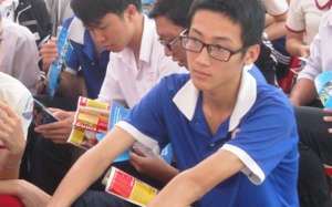 Đeo kính sai cách khiến thị lực 'tụt dốc không phanh'?