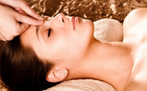 Bấm huyệt để giảm nguy cơ lão hóa da