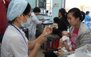 Trẻ phản ứng với vắc-xin Quinvaxem đã phục hồi tốt