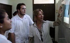Cuba 'xuất khẩu' hơn 1.000 bác sỹ sang Ecuador làm việc