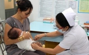 Kiểm tra tình hình phản ứng sau tiêm Quinvaxem