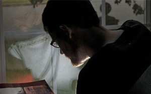 Cuộc sống kinh hoàng của những người mắc bệnh khóc ra máu