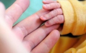 Bé trai bật khóc khi chuẩn bị đưa vào hỏa táng