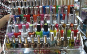 Nâng niu... chất độc trên tay