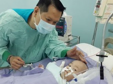 4 ngày sau phẫu thuật tách rời, bé Phi Long đã tỉnh