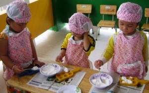 Mách mẹo dụ con ăn nhanh “thành thần”