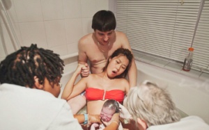 Sống động bộ ảnh người mẹ sinh con tại gia