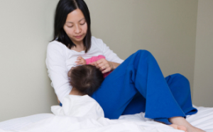 Bé 4 tháng tuổi vẫn đi ngoài phân lỏng có nguy hiểm?