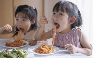 Những thực phẩm không nên cho con ăn nhiều