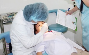 Đi khám răng, bị thủng ruột