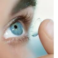 Đưa thuốc vào kính áp tròng trị tăng nhãn áp