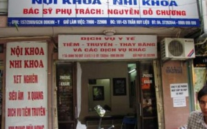 Phòng khám không phép hoạt động công khai gần cổng Bộ