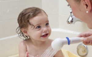 Tắm nước nóng giúp trẻ giảm triệu chứng tự kỷ