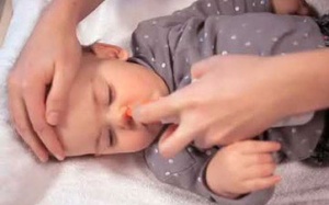 Vệ sinh mũi trẻ đúng cách