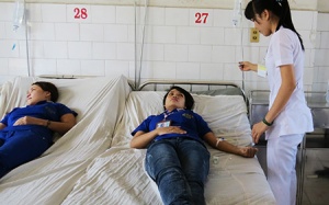 Gần 200 công nhân nhập viện sau bữa cơm tăng ca