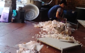 “Quái chiêu” tẩy mùi và làm trắng bì lợn thối