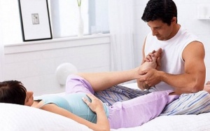 Bà bầu phù chân có ảnh hưởng đến thai nhi không?