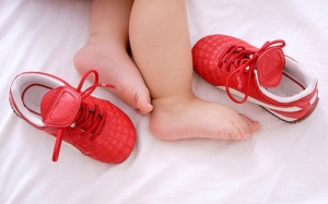 Chân trẻ có thể bị biến dạng vì sai lầm của bố mẹ