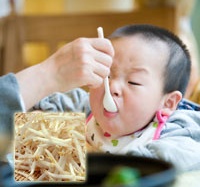 Cho bé ăn giá, 3 tuần tăng 1kg?