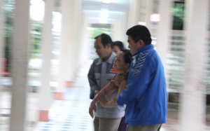 Vụ 7 học sinh mất tích: Đón con ở nhà xác bệnh viện