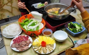 Lai rai bò nhúng dấm quán vỉa hè