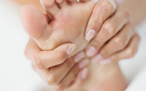 Làm gì để giảm mồ hôi tay chân?