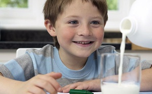 Trẻ em không nên uống sữa tươi thô chưa chế biến