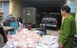 Phát hiện hơn 2 tấn bánh kẹo, bột ngọt giả nhãn mác