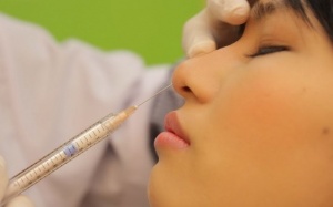 'Tởn tới già' vì 8 lần điều trị nhiễm trùng sau nâng mũi